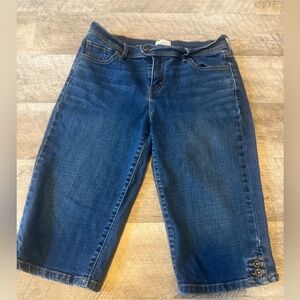 Levi’s 515 Skimmer size 6 crop blue jeans, great condition! Classic gold stitch